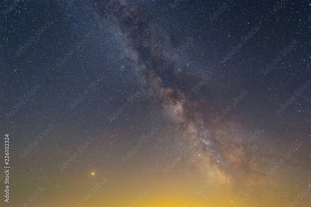 Fototapeta premium droga mleczna na tle ciemnego nocnego nieba