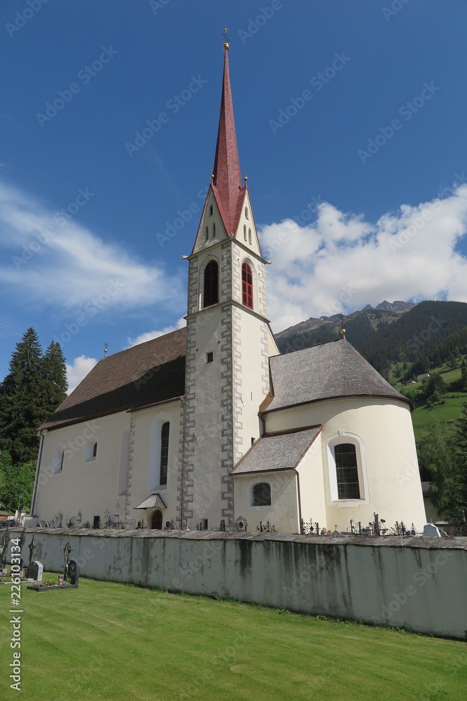 Fototapeta premium Schloss Wolfsthurn und Kirche Mareit, Südtirol