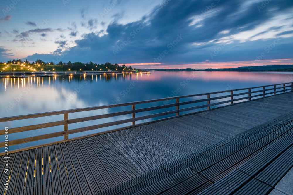 Fototapeta premium Steg Seebrücke mit See Abend