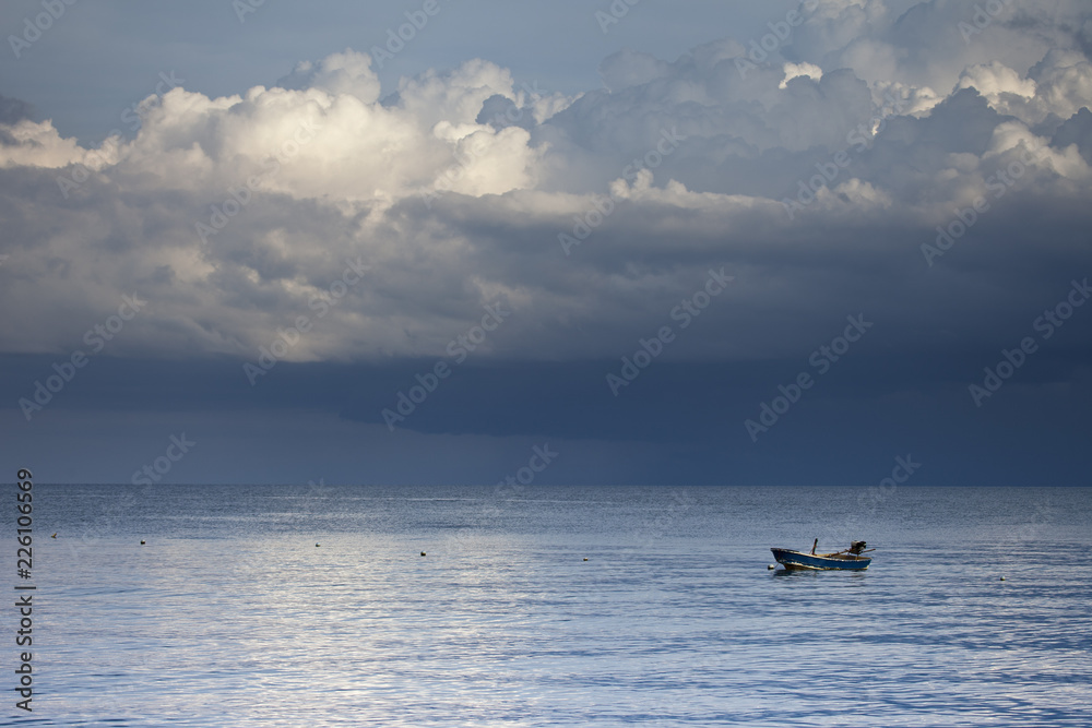 Kleines Fischerboot auf dem Meer
