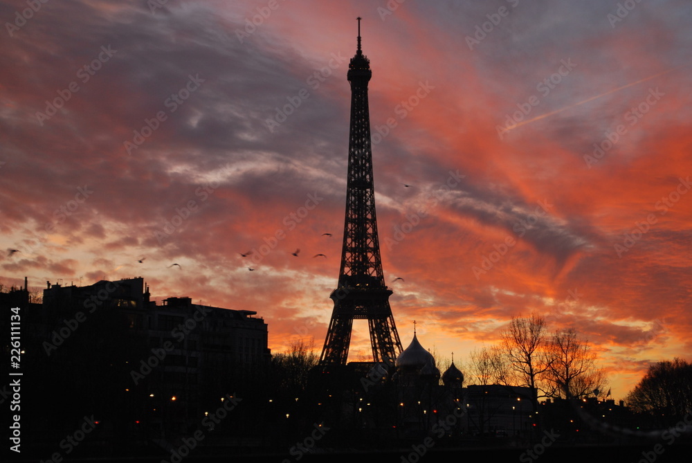 Naklejka premium Tour eiffe à contre jour sous un couché de soleil