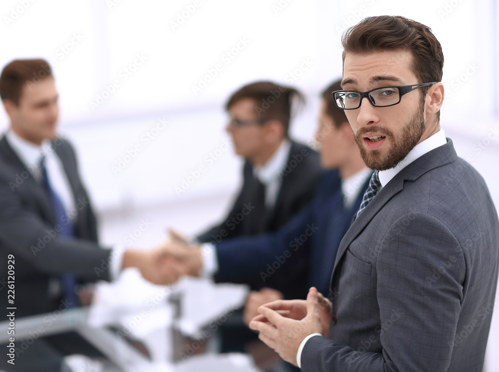 Fototapeta premium smiling businessman on blurred office background