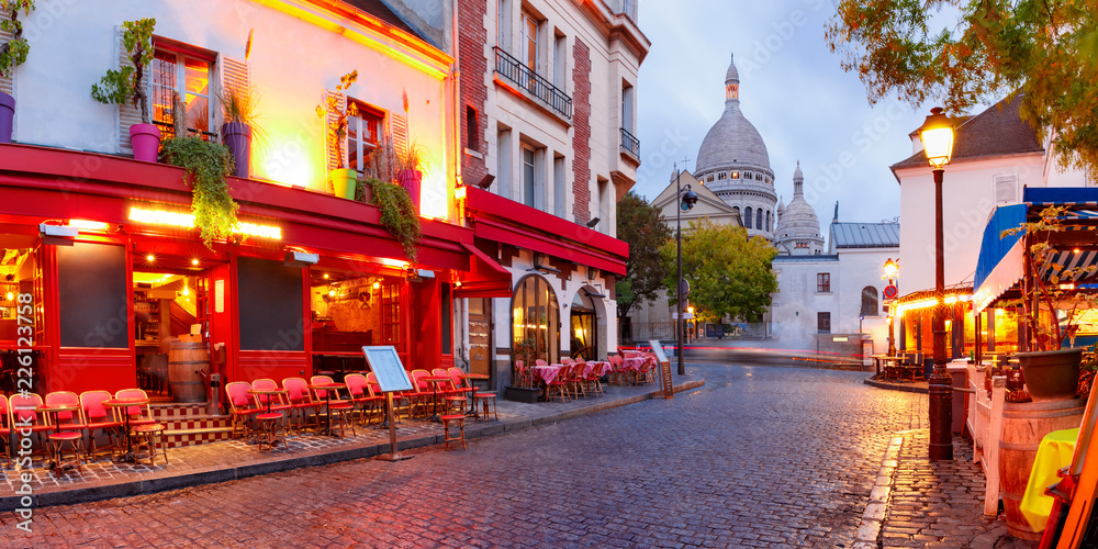 Naklejka premium Place du Tertre ze stolikami kawiarni i Sacre-Coeur rano, dzielnica Montmartre w Paryżu, Francja