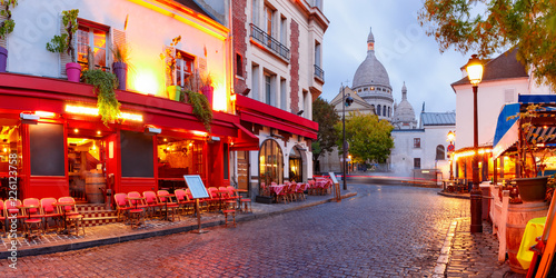 Fotografia The Place du Tertre with tables of cafe and the Sacre-Coeur in the morning, quar