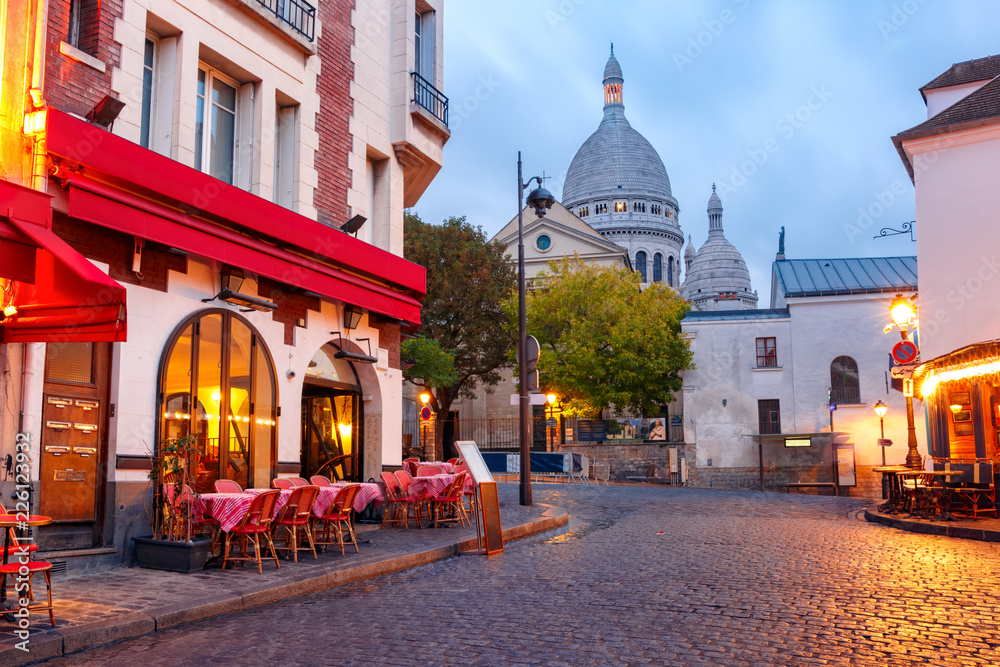 Naklejka premium Place du Tertre ze stolikami kawiarni i Sacre-Coeur rano, dzielnica Montmartre w Paryżu, Francja