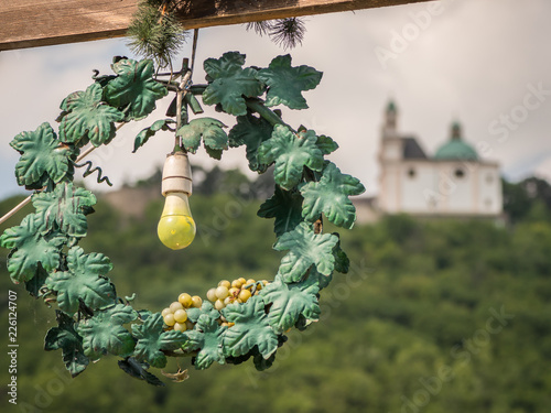 Canvas Print Yellow light bulb in a green wreath sign for a tavern