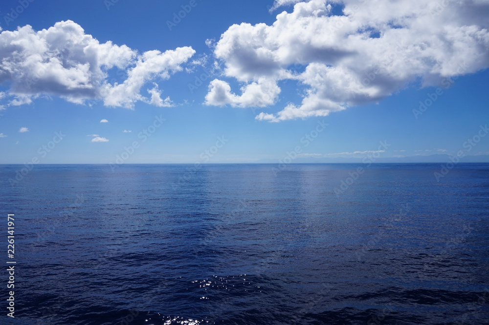 Fototapeta premium Blue sky and sea reflecting the clouds
