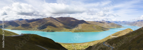 yamdrok lake in tibet