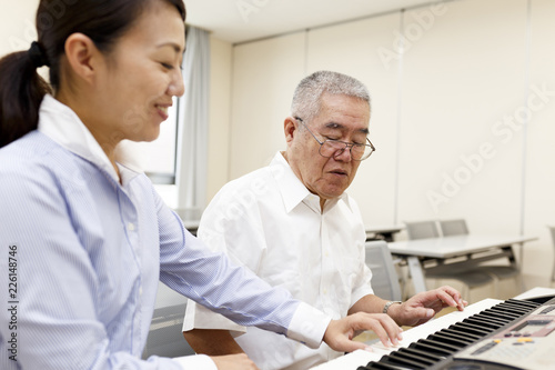 ピアノを楽しむ高齢の男性