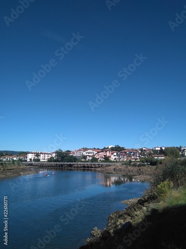 Piraguas en río