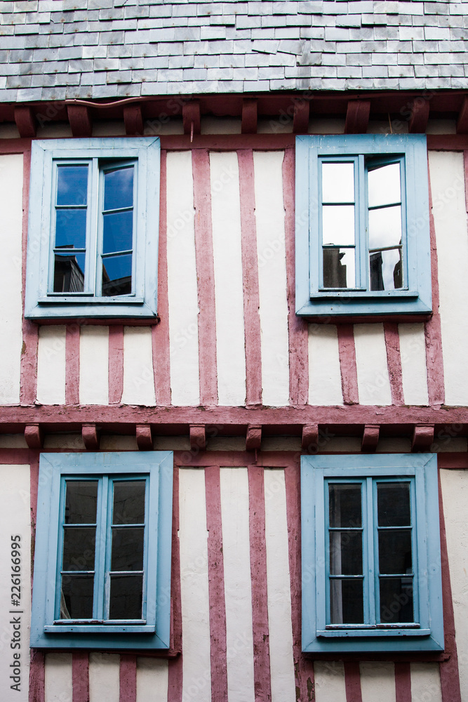 Quatre fenêtres d'une maison à pans de bois et comlombages de Quimper (Finistère)