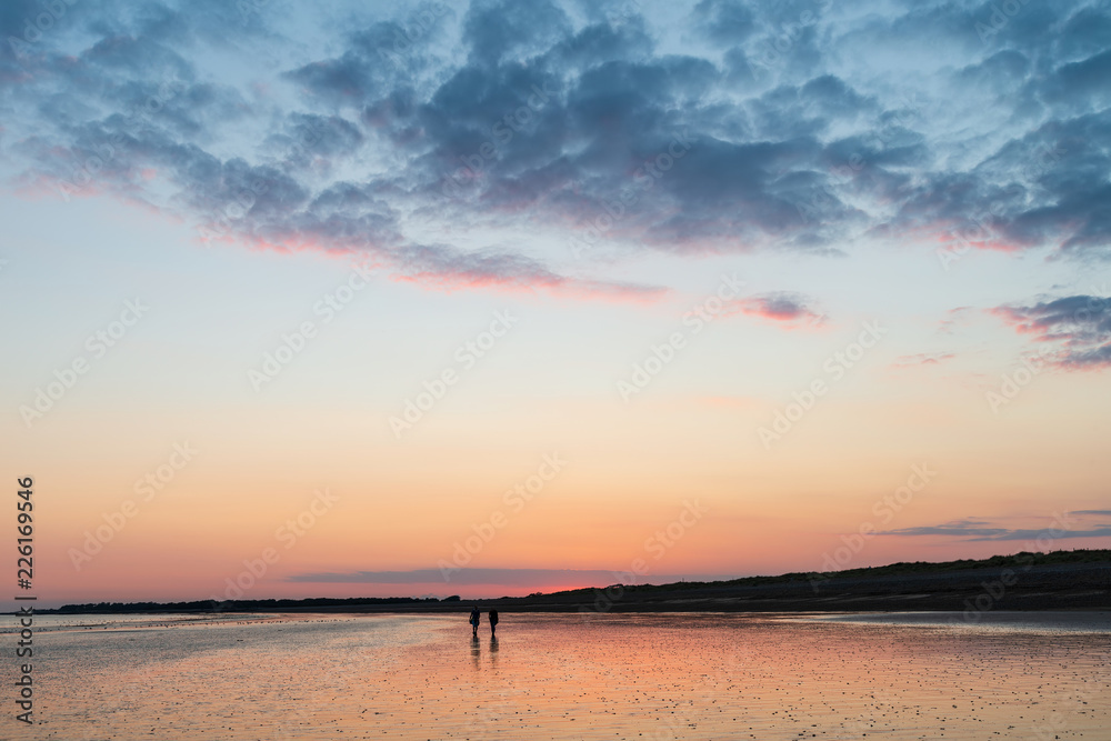 Fototapeta Piękny żywy krajobraz lato zachód słońca plaża z oszałamiające niebo i kolory