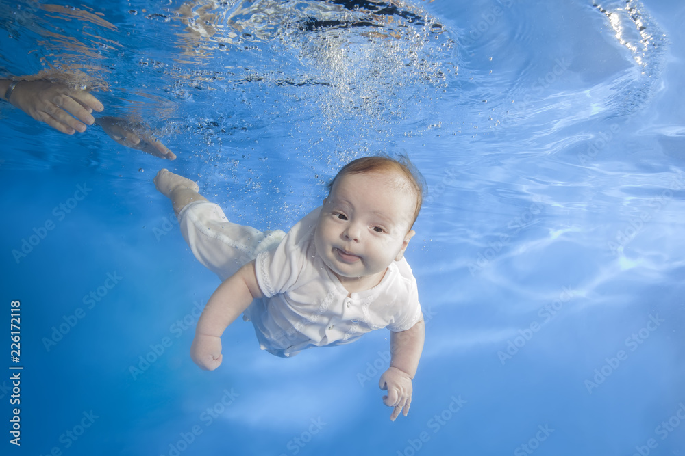 Boy 2,5 months dives underwater in the swimming pool