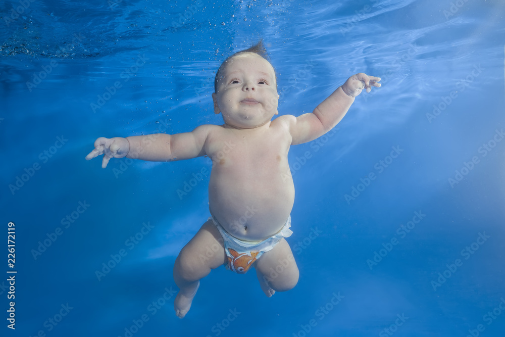 Boy 2,5 months dives underwater in the swimming pool