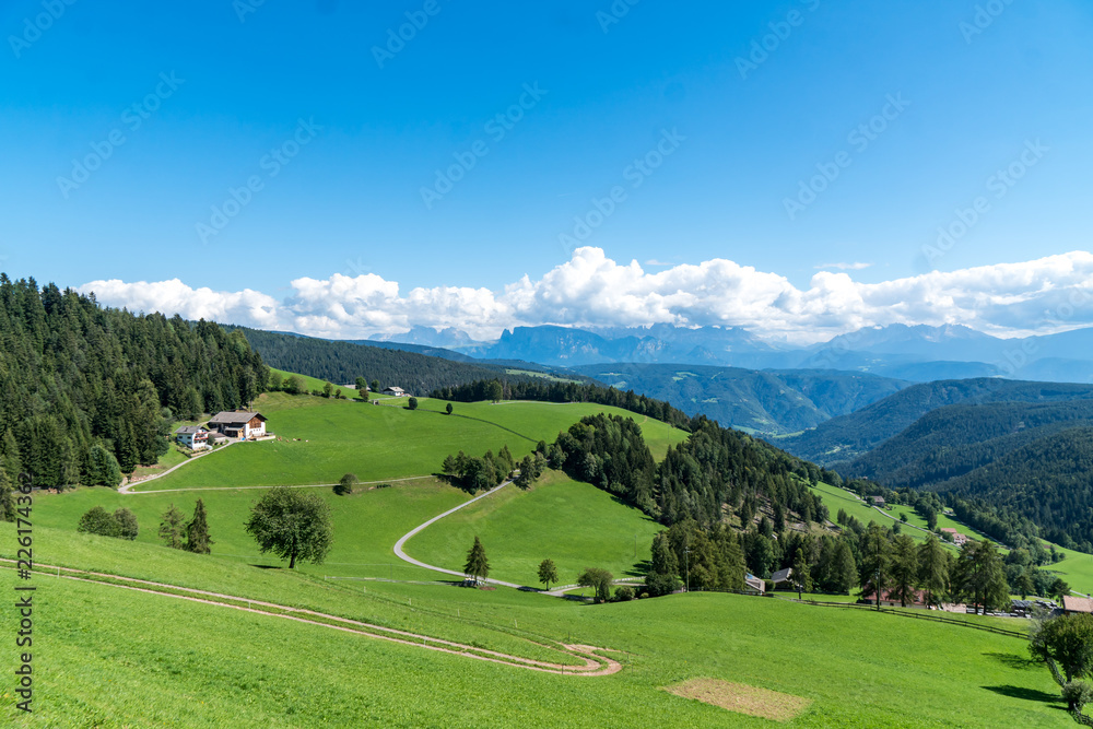 Bäuerliche Wiesenlandschaft mit Blick in die Dolomiten Bäuerliche Wiesenlandschaft mit Blick in die Dolomiten