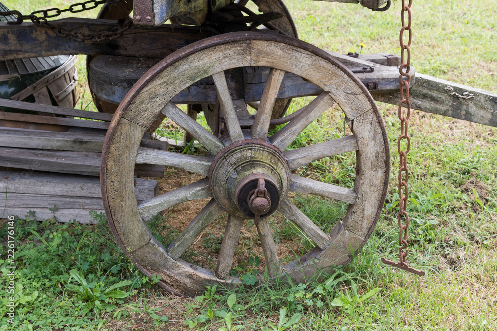 ruota di antico carro di legno e catena arrugginita primo piano ruota di antico carro di legno e catena arrugginita primo piano