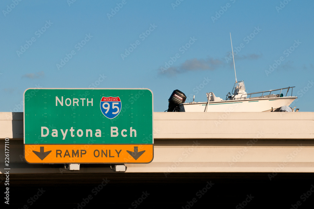 Obraz premium Boat on a highway ramp