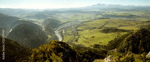 Fototapeta Naklejka Na Ścianę i Meble -  Panorama na Tatry z Trzech Koron w Pieninach, Polska