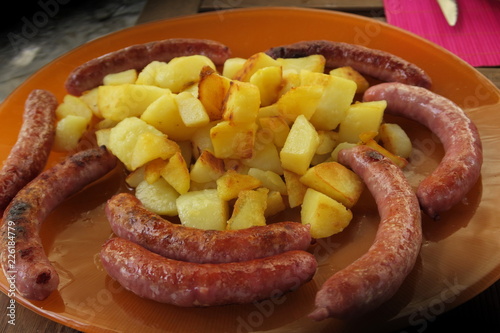 Saucisses grillées et pommes de terre sautées photo