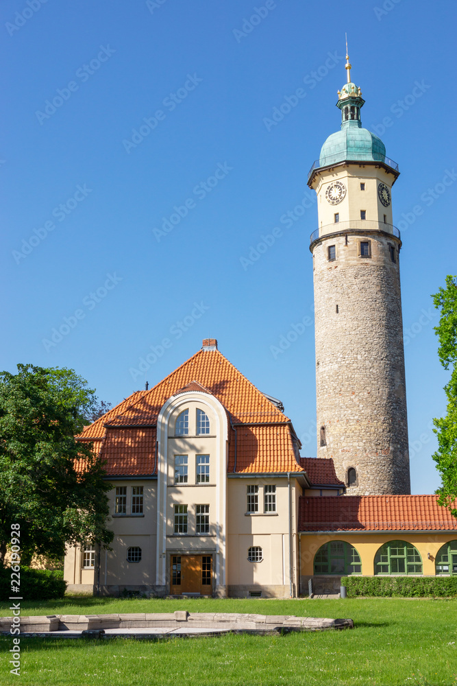 Schlossturm  und Schlossplatz von Ruine Neideck in Arnstadt, Thüringen