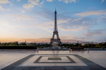 Papier peint photo Paris Couleurs matinales sur la Tour Eiffel  © ikuday