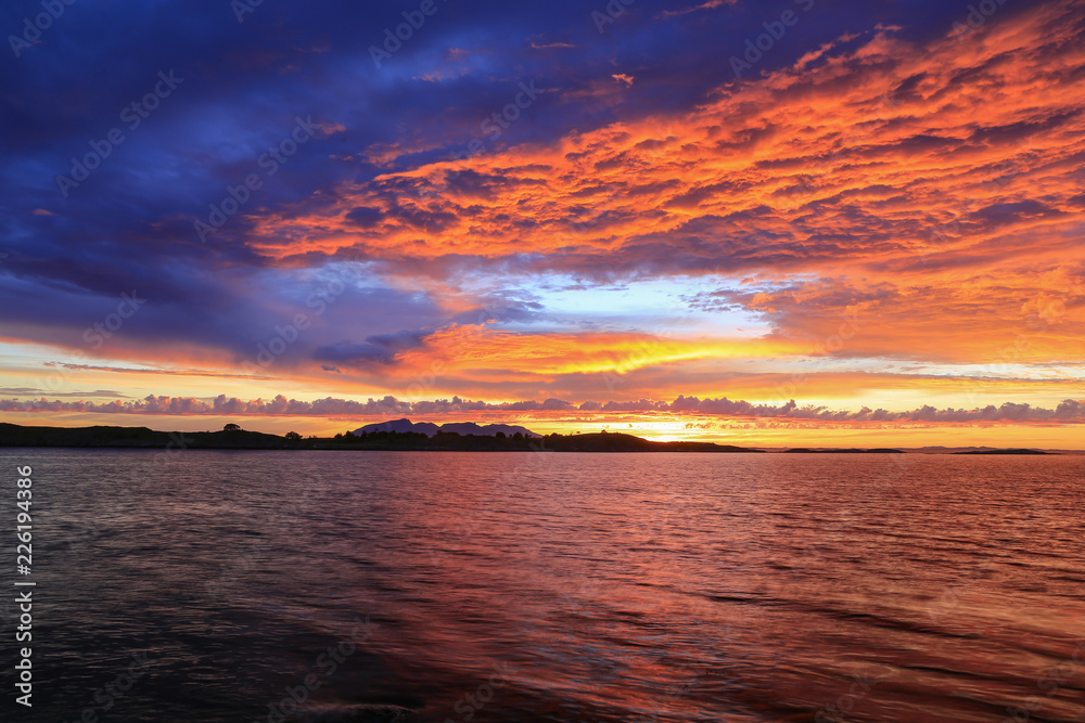 Obraz premium Colorful sunset over the island of Vega in Northern Norway