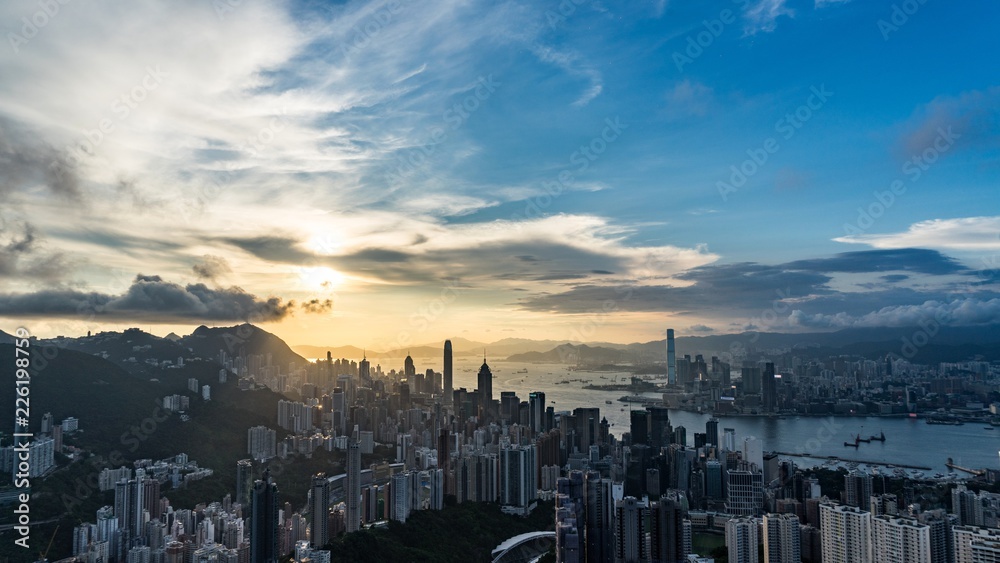 Obraz premium Sunset over Victoria Harbor, Victoria Peak, Hong Kong.