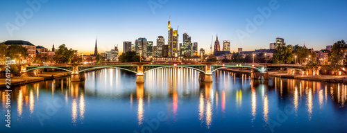 Frankfurt Skyline am Abend mit Ignatz-Bubis-Brücke, Hessen, Deutschland
