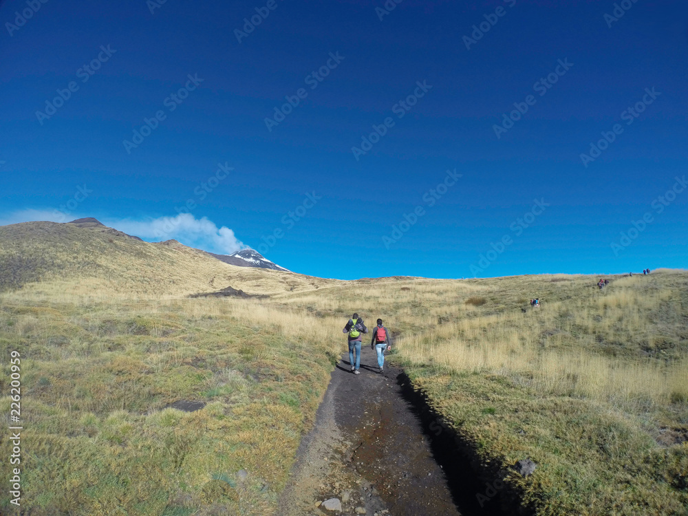 Escursionisti e turisti in Sicilia in vacanza sul vulcano Etna estate