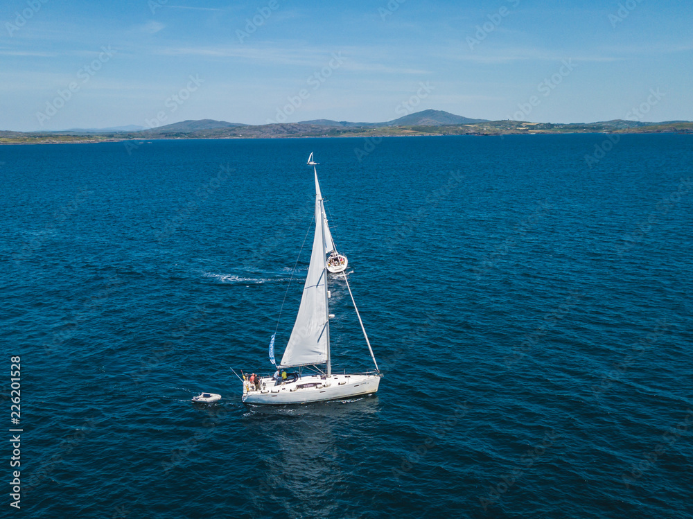Obraz premium Sailing in the sea