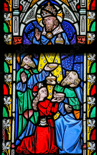 Stained Glass window depicting the Bible verse Deuteronomium 8:16 photo
