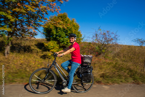 Fototapeta Naklejka Na Ścianę i Meble -  Frau auf einem E-Bike fahrend 