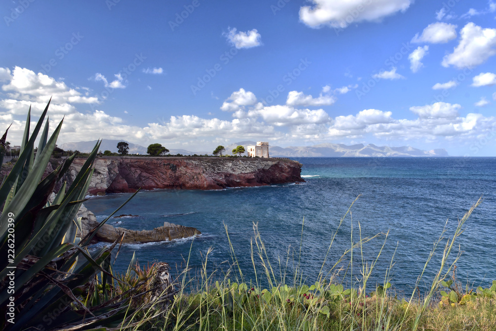 Paesaggio marino,dai bei colori del mare ,con sullo sfondo una vecchia torre.