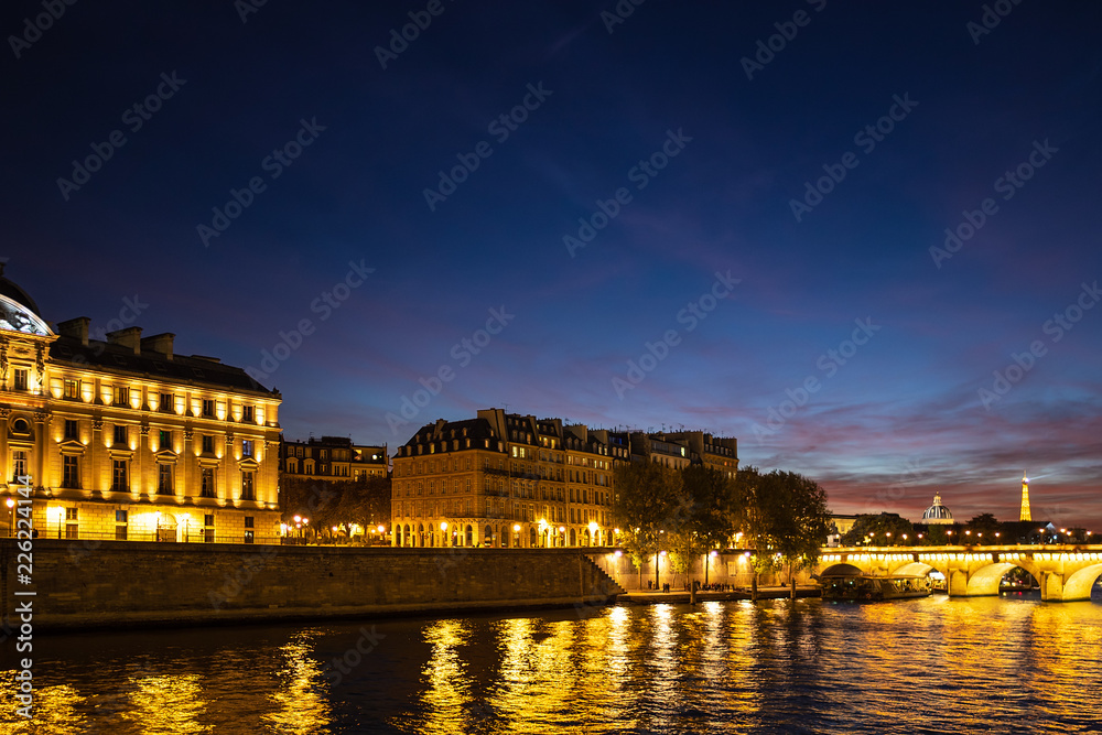 Blick auf die Brücke Pont Neuf in Paris, Frankreich
