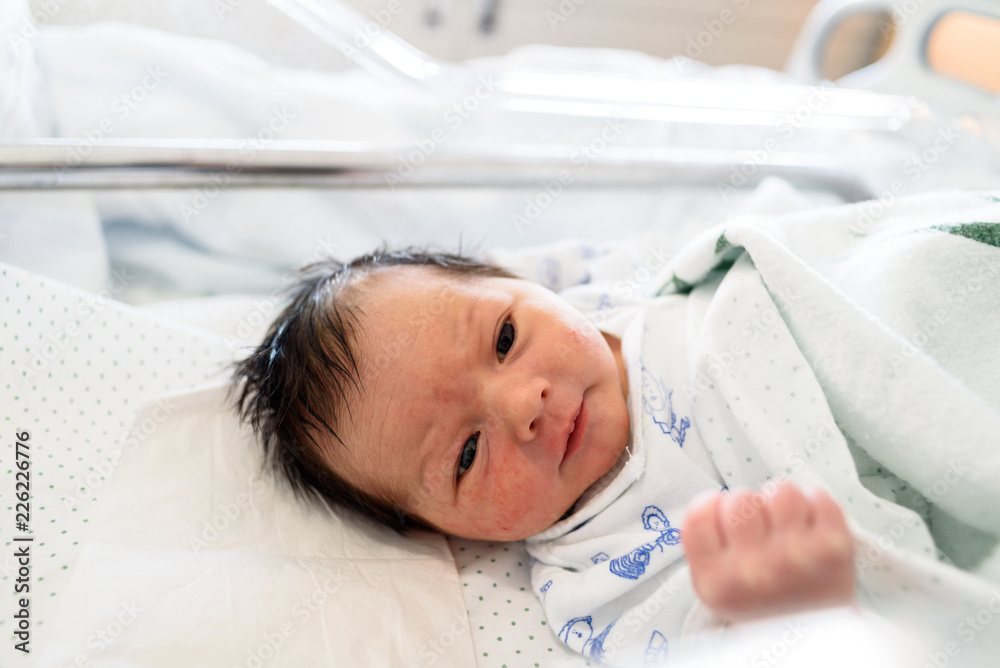 Bebé recién nacido en cuna de hospital 42 Stock Photo | Adobe Stock