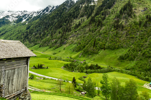 Fototapeta Naklejka Na Ścianę i Meble -  eine kleine Berghütte aus Holz, im Hintergrund Berge