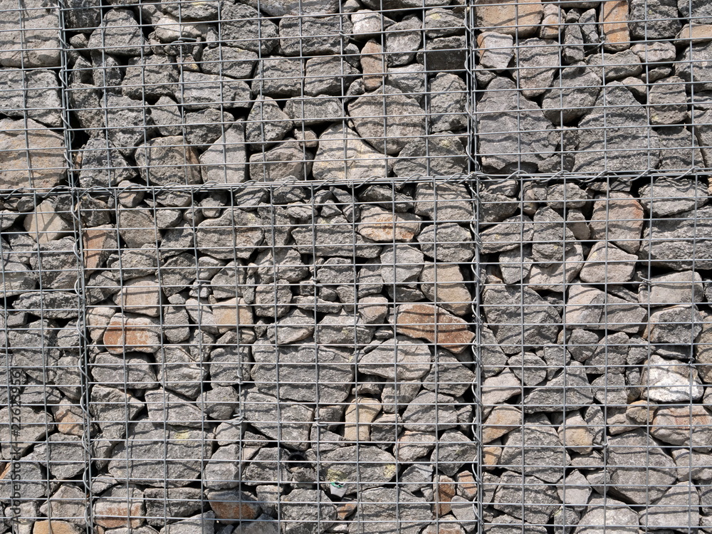 Wand aus Gabionen mit Natursteinen