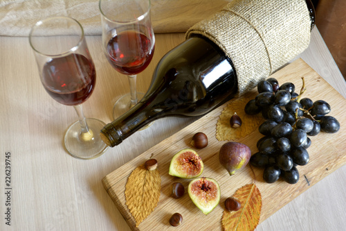 Fototapeta Naklejka Na Ścianę i Meble -  the wine, the figs, the grapes on the table top view