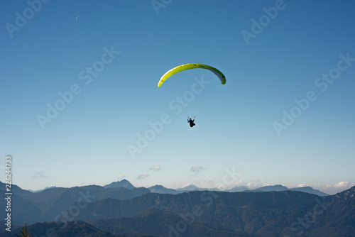 Paraglider Drachenflieger am Königssee in Berchtesgaden