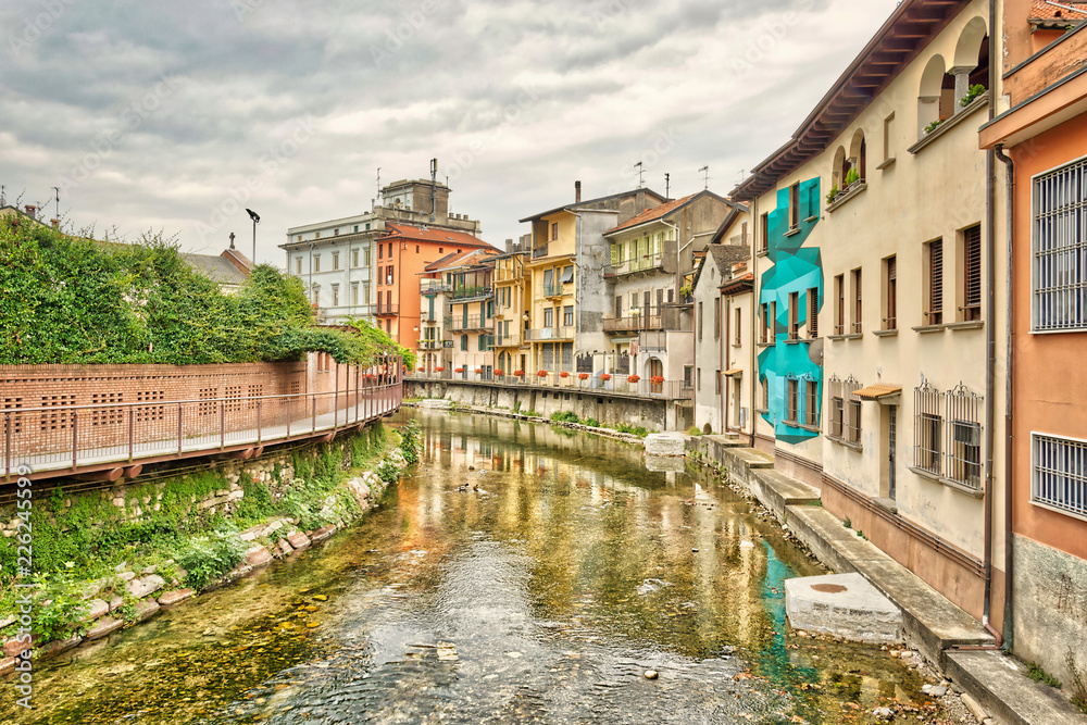 Abitazioni costruite accanto al fiume Abitazioni costruite accanto al fiume