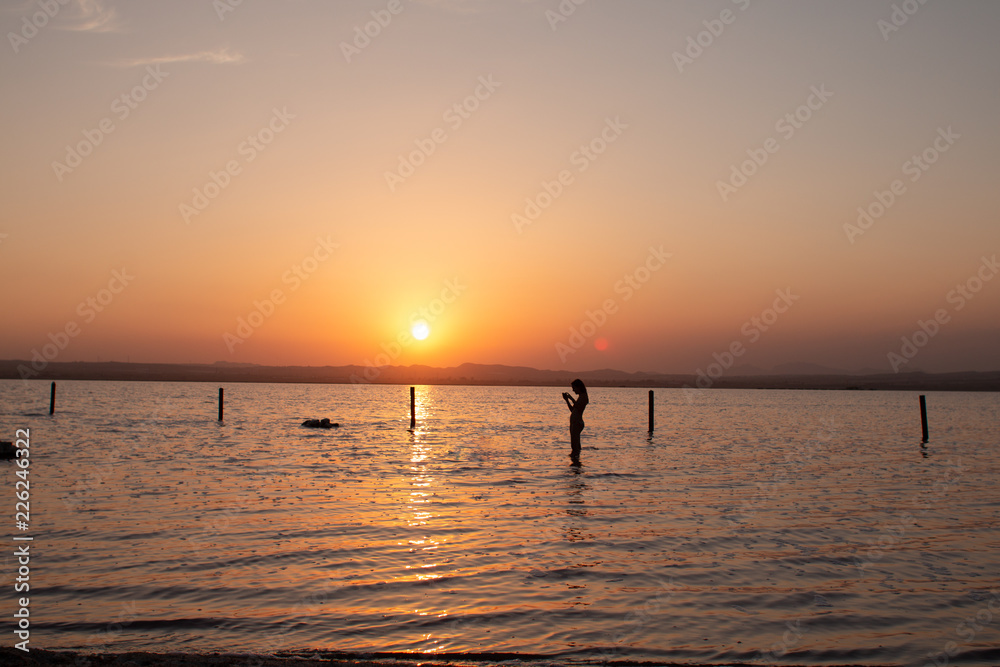 Puesta de sol y contraluz de mujer Puesta de sol y contraluz de mujer