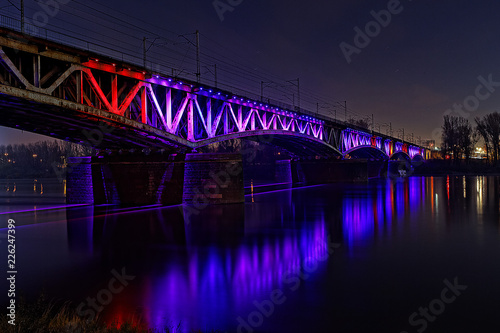 Oświetlony, kolorowy most średnicowy, Warszawa, Polska © ankir86