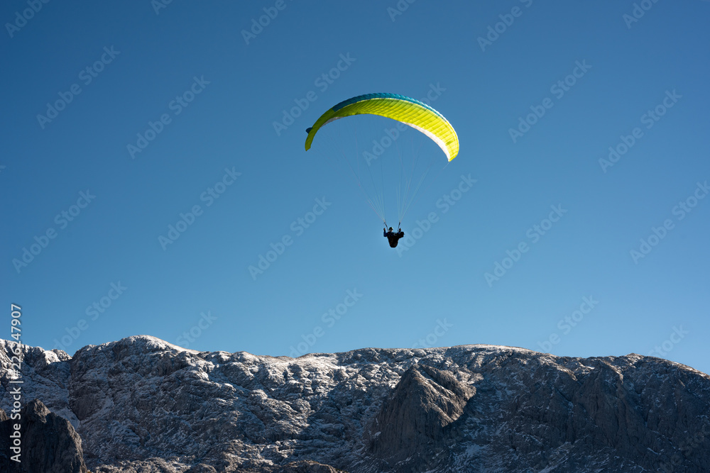 Paraglider Drachenflieger am Königssee in Berchtesgaden