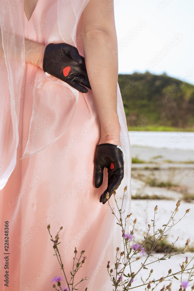 Naklejka premium short gloves with white pearls