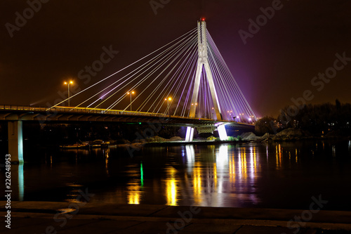Oświetlony Most Świętokrzyski w nocy, Warszawa, Polska