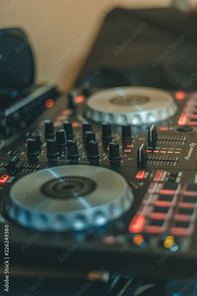 Obraz premium bedroom deejay