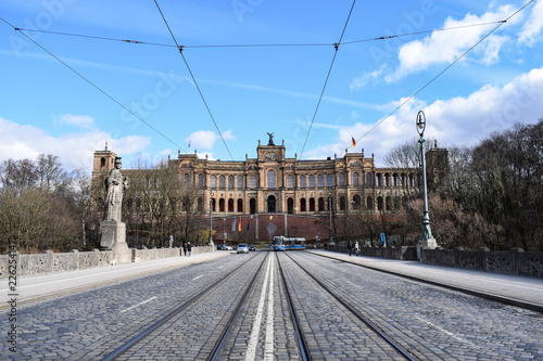 Das Maximilianeum in München von einer brücke betrachtet