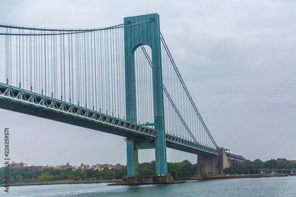 Naklejka premium The Verrazano-Narrows Bridge on Cloudy Day