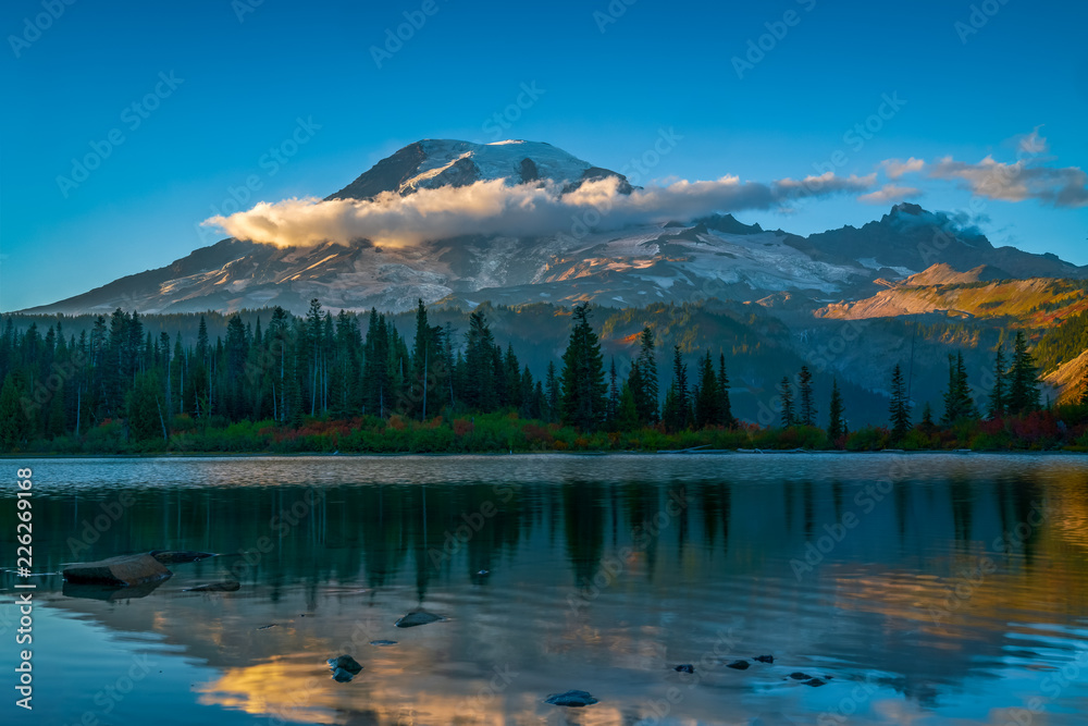 Fototapeta premium Mount Rainier At Bench Lake