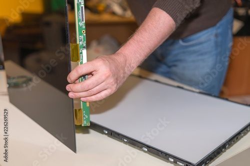 Replacing the screen in a modern LCD TV with LED backlight in the service center